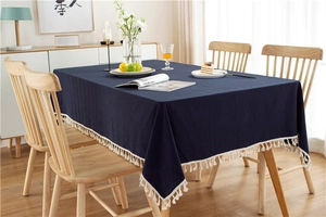 Nahaufnahme der dunkelblauen rechteckigen Tischdecke mit weißen Baumwollquasten