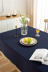 Detailaufnahme der dunkelblauen gewaschenen Baumwolltischdecke mit cremefarbenen Fransen