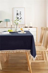 Detailaufnahme der dunkelblauen Baumwolltischdecke mit weißen Fransen und Textur
