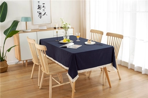 Detailaufnahme der dunkelblauen Tischdecke aus gewaschener Baumwolle mit weißen Fransen