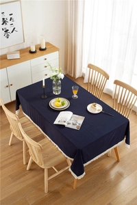Detail einer marineblauen Baumwolltischdecke mit weißen Fransen und Webstruktur