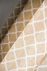 Nahaufnahme von gelbem Stoff mit Rautenmuster und natürlicher Leinen-Baumwoll-Textur