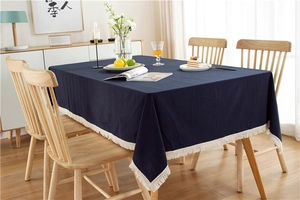 Detailaufnahme einer dunkelblauen Baumwolltischdecke mit eleganten weißen Webfransen