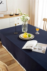 Detailaufnahme der dunkelblauen Baumwolltischdecke mit weißen Fransen und Stoffstruktur