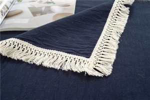 Detailansicht der dunkelblauen Tischdecke aus gewaschener Baumwolle mit cremefarbenen Fransen