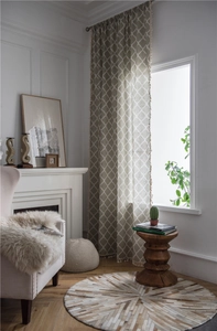 Detail eines minimalistischen Vorhangs mit geometrischem Muster und eleganten Quasten