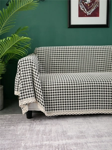Κάλυμμα καναπέ από χοντρή σενίλ με σχέδιο houndstooth και κομψά κρεμ δαντελωτά άκρα