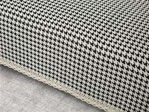 Κοντινή λήψη υφάσματος σενίλ με σχέδιο houndstooth και κομψή λεπτομέρεια δαντέλας