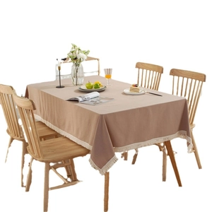 Moderne minimalistische khakifarbene Baumwolltischdecke mit Quasten auf dem Esstisch