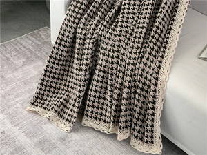 Λεπτομέρεια υφή σενίλ με σχέδιο houndstooth και λευκή δαντέλα στην άκρη για κάλυμμα καναπέ