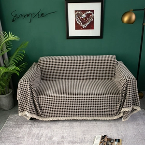 Πυκνό κάλυμμα καναπέ σενίλ με σχέδιο houndstooth και δαντελωτό τελείωμα σε μοντέρνο σαλόνι