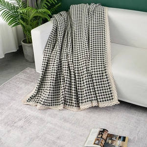 Χοντρό κάλυμμα καναπέ σενίλ με σχέδιο houndstooth και κομψή άκρη από δαντέλα βελονάκι