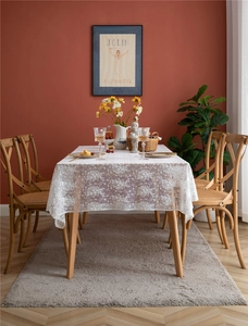 Détail de la nappe en dentelle blanche à fleurs avec broderie élégante sur table en bois