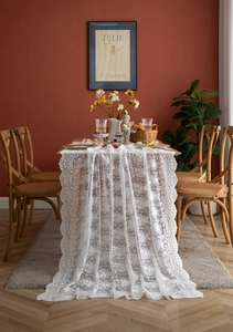 Vue détaillée du chemin de table en dentelle française avec motifs floraux délicats