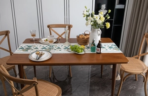 Dettaglio runner da tavola bianco moderno con triangoli geometrici verdi e nappe