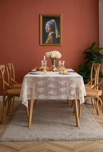 Détail d'une nappe en dentelle blanc crème avec broderie florale sur table en bois rétro