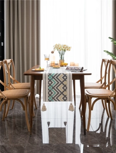 Dettaglio del runner da tavolo geometrico colorato con nappe decorative