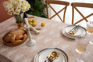 Détail d'une nappe en dentelle romantique avec broderie florale et texture de style vintage