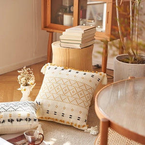 Federa per cuscino boho in maglia con motivi geometrici gialli e nappe