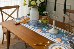 Détail du chemin de table moderne à motifs de poissons bleus sur table en bois