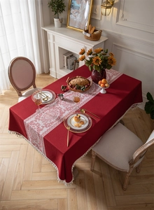 Detalle de tela jacquard roja con patrones florales blancos y elegantes flecos