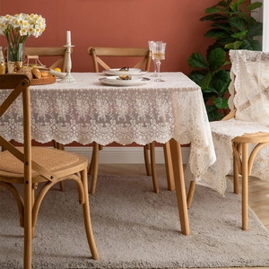Ensemble nappe et housses de chaise en dentelle blanche fleurie pour décor mariage