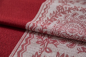 Primer plano del patrón floral jacquard y textura de tejido rojo en mantel de época