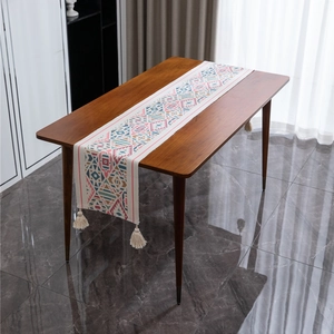 Runner da tavola etnico con motivi geometrici colorati e nappe di cotone su legno