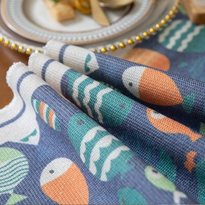Chemin de table moderne bleu en coton avec motifs de poissons et glands décoratifs