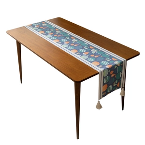 Chemin de table moderne en coton avec motif de poissons bleus et pompons beiges chic
