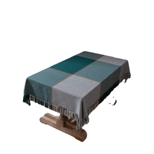 Thickened dark green houndstooth tablecloth with geometric pattern and long tassels