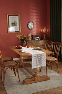 Detailansicht der eleganten weißen Blumenstickerei auf dem Spitzen-Tischläufer