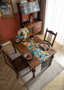 Détails du chemin de table jacquard avec motif forêt tropicale et glands beige