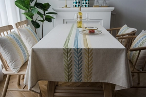 Dettaglio del ricamo a foglia sul moderno runner da tavolo in lino impermeabile e chic