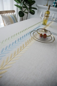 Dettaglio del ricamo a foglie su runner in lino impermeabile con decorazione elegante
