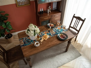 Détail du chemin de table jacquard au motif tropical avec franges et fleurs colorées