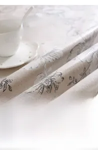 Dettaglio della tovaglia in tessuto laminato TPU impermeabile con motivi floreali e strati tecnici