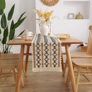 Chemin de table bohème en lin avec franges et motifs de losanges géométriques