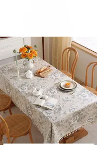 Dettaglio della tovaglia floreale bohémien con nappe eleganti su un tavolo da pranzo