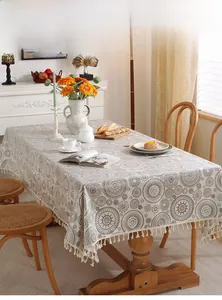 Tovaglia impermeabile e oleorepellente con motivo mandala e nappe intrecciate