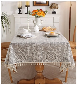 Dettaglio della tovaglia impermeabile con motivi mandala e nappe beige