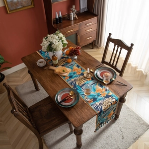 Chemin de table tropical vintage avec feuilles de palmier, fleurs et pompons bleus