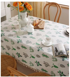 Dettaglio tovaglia impermeabile con stampa cactus, nappe in cotone e decorazioni di casa