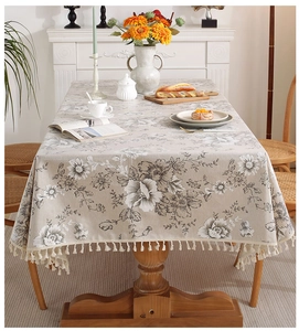 Dettaglio tovaglia impermeabile con motivi floreali e nappe decorative eleganti