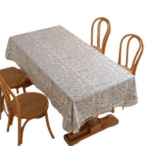 Tovaglia impermeabile in cotone e lino con motivo mandala e nappe su tavolo di legno