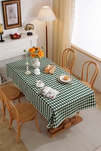 Dettaglio della tovaglia a scacchi verde e bianco in un ambiente di sala da pranzo retrò