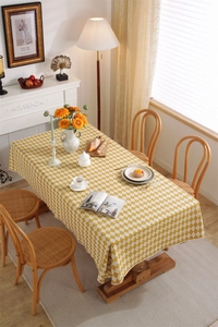 Tovaglia in cotone a rombi gialli e bianchi in una scena in stile country francese