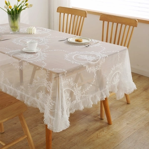 Französische Vintage-Spitzentischdecke mit Blumenstickerei und Rüschenrand auf Holztisch