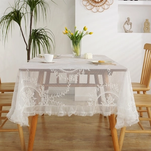 Elegante weiße Spitzentischdecke mit Blumenstickerei und plissierten Rüschenkanten für Tische