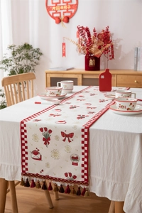 Detail van tulp-jacquard tafelloper met rode kwastjes en feestelijke patronen
